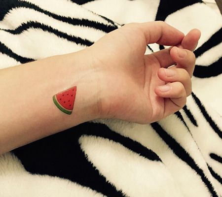 手腕一小块西瓜纹身图案
