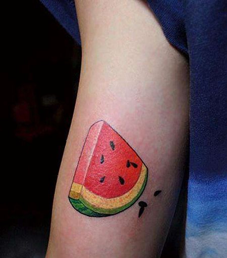 大臂一小块西瓜纹身图案