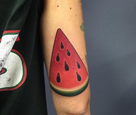 大臂好看的西瓜纹身图案