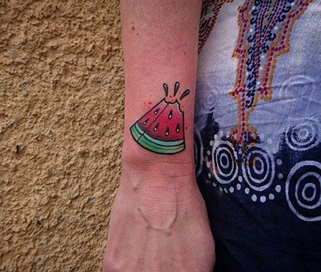 手腕咬一口的西瓜纹身图案