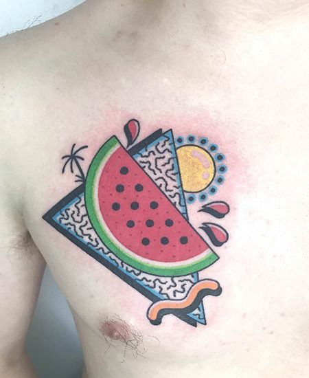 胸前一块西瓜纹身图案