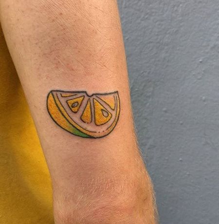 大臂一片黄色的柠檬纹身图案