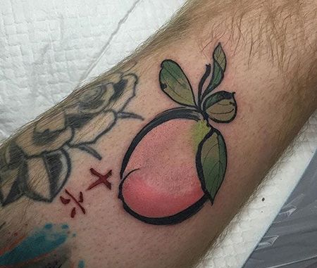 小腿水彩桃子纹身图案