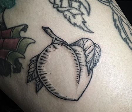 大腿简约的桃子纹身图案