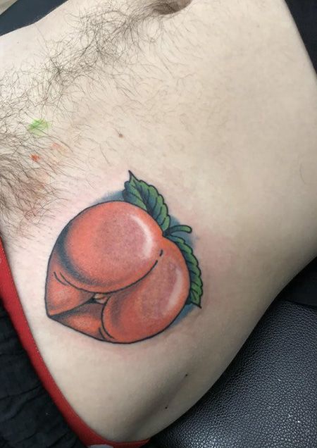 腰部红色桃子纹身图案