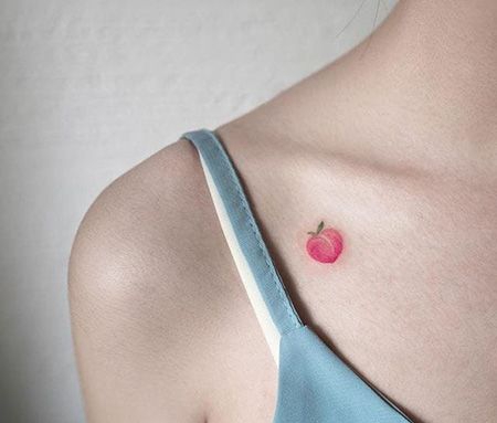 女生锁骨可爱的桃子纹身图案