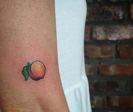 大臂小桃子纹身图片