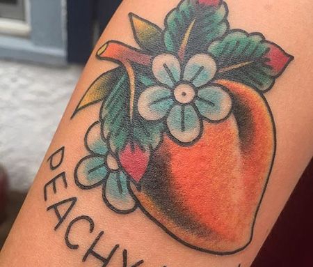 手臂桃子纹身图案