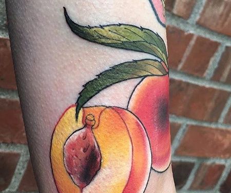 脚踝桃子纹身图案