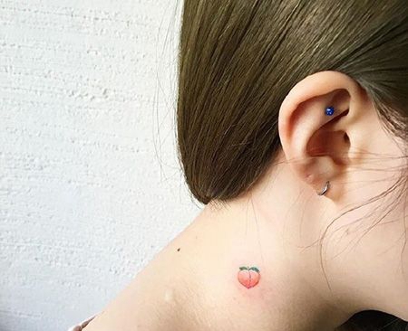 女生颈部小桃子纹身图片