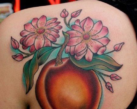 背部桃子纹身图案