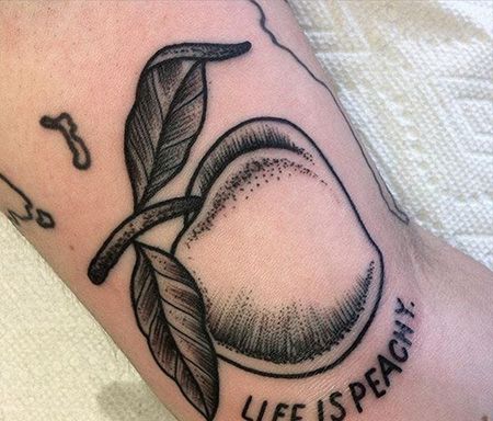 大臂桃子纹身图案