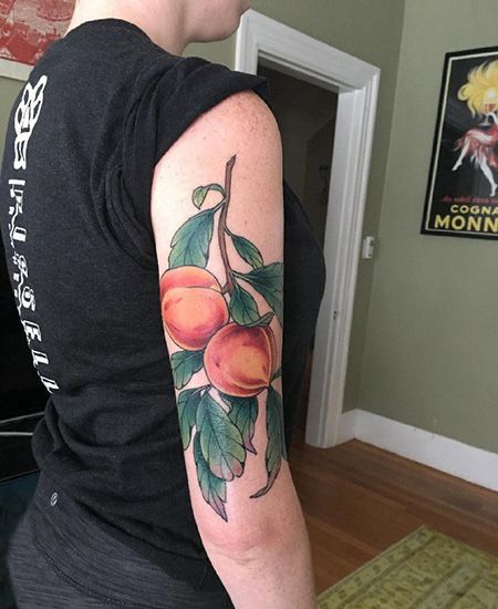 大臂树枝上的桃子纹身图片