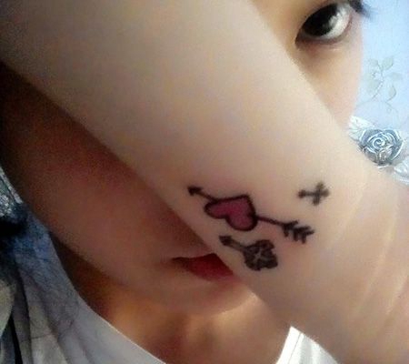 女生手腕一箭穿心纹身图案