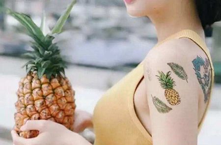 女生大臂菠萝纹身图案