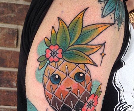 大臂可爱的菠萝纹身图案