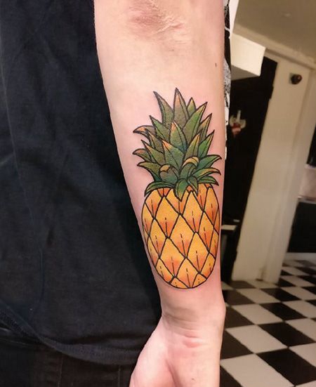 手腕黄色菠萝纹身图案