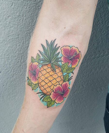 手臂菠萝和花朵纹身图案