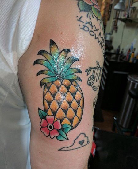 大臂卡通菠萝纹身图片