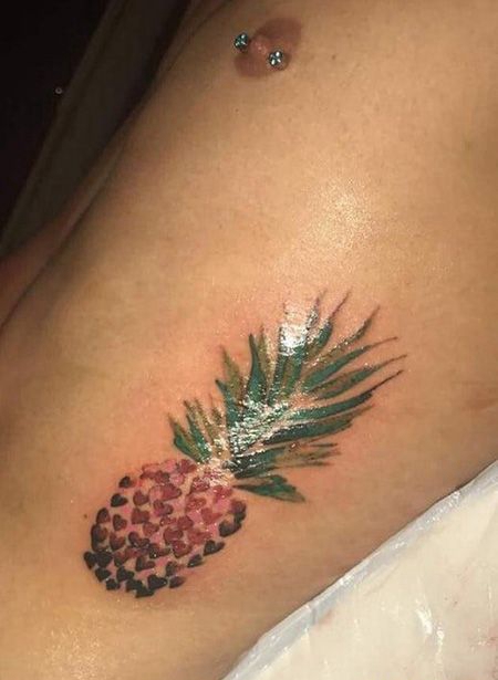 腰部爱心创意菠萝纹身图片