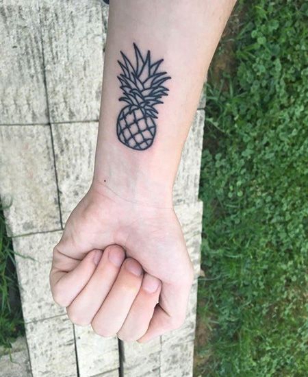 手腕简单的菠萝纹身图案