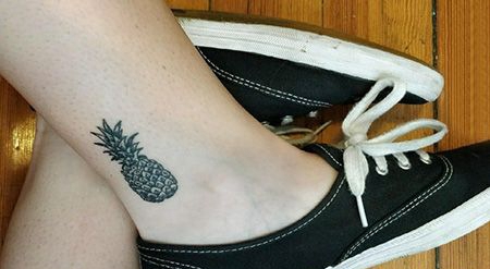 脚踝简单的菠萝纹身图片