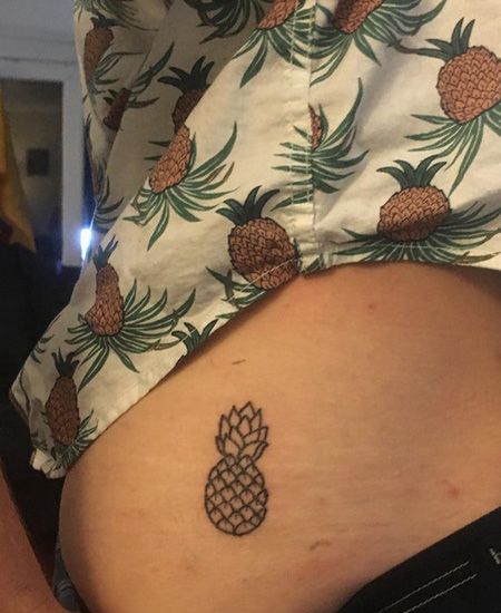腰部简单的菠萝纹身图片