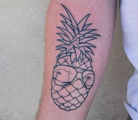 手臂戴眼镜的菠萝纹身图片