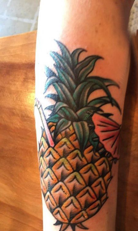 手臂插着吸管的菠萝纹身图片