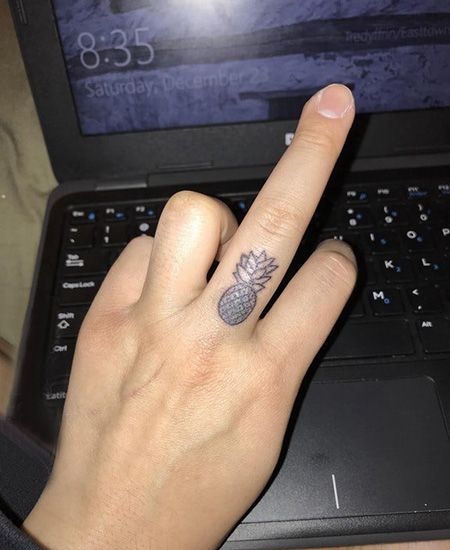 手指菠萝纹身图案