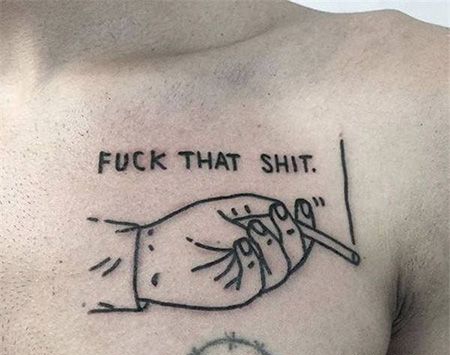 胸前手拿香烟纹身图案