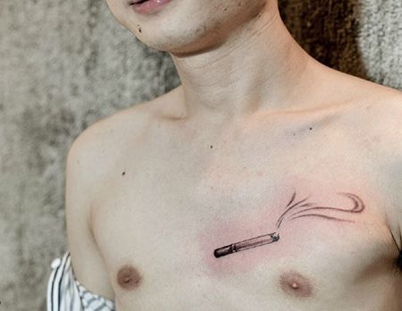 胸前个性的香烟纹身图案