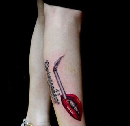 女生小腿香烟红唇纹身图案