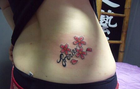 腰部樱花和花瓣纹身图案