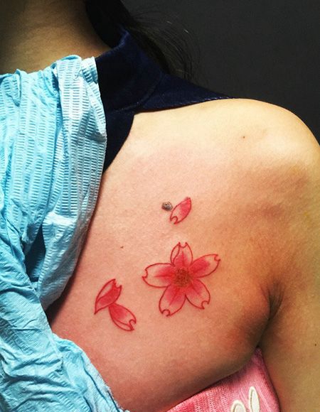 背部花瓣纹身图案