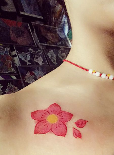 锁骨花瓣纹身图片