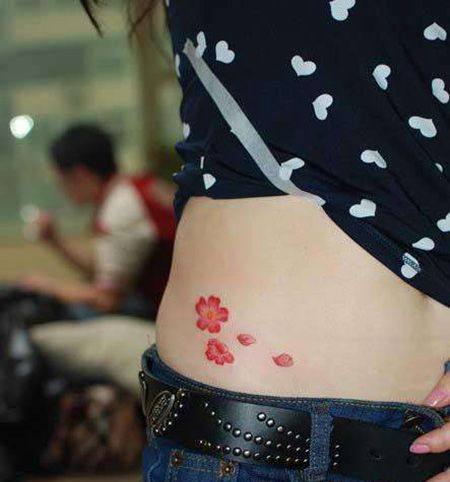 腰部红色花瓣纹身图案