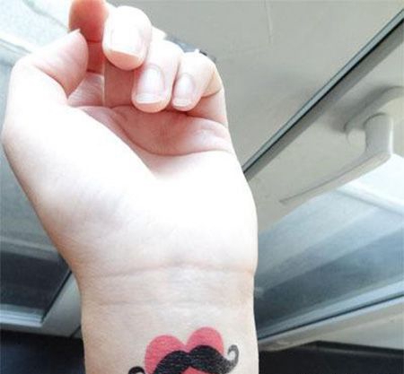 手腕胡子爱心纹身图案