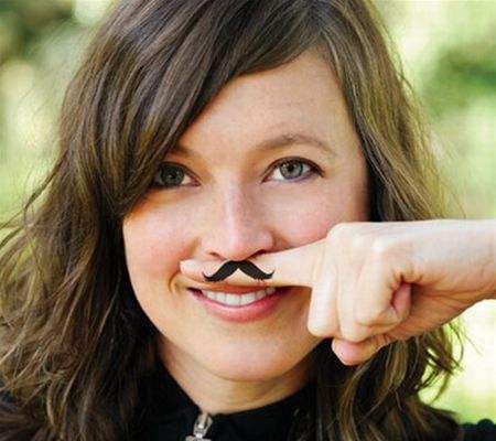 女生手指胡子纹身图片