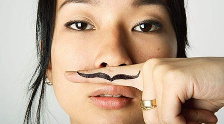 女生手指个性胡子纹身图片