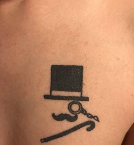 胸前胡子礼帽纹身图案