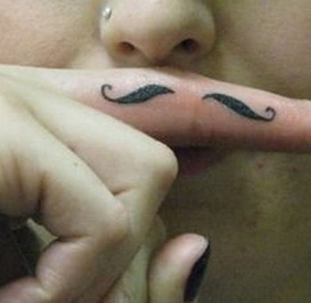 手指有意思的胡子纹身图案