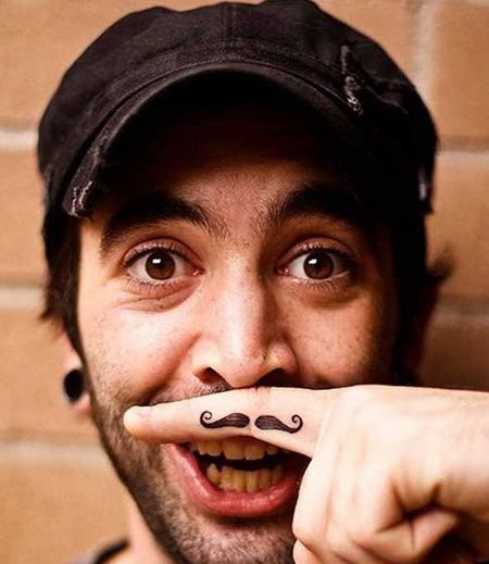 手指个性的胡子纹身图案