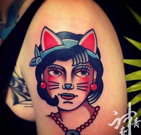 大臂猫女郎纹身图案