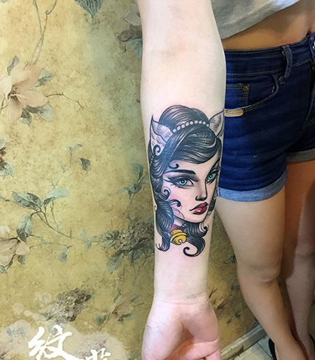 小臂猫女郎纹身图案