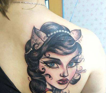 女生背部猫女郎纹身图案