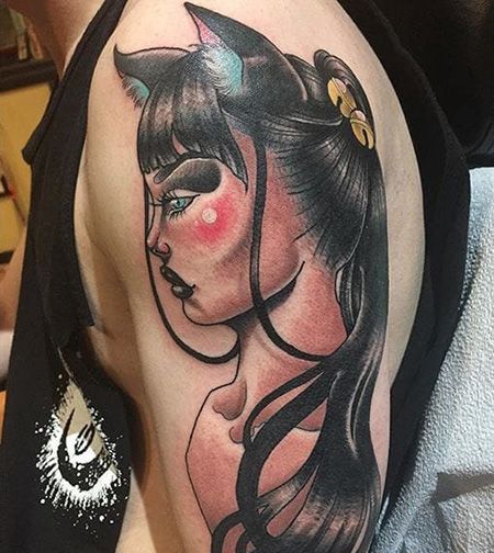 大臂个性猫女郎纹身图案