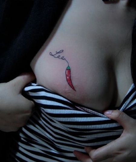 女生胸部性感的红辣椒纹身图案