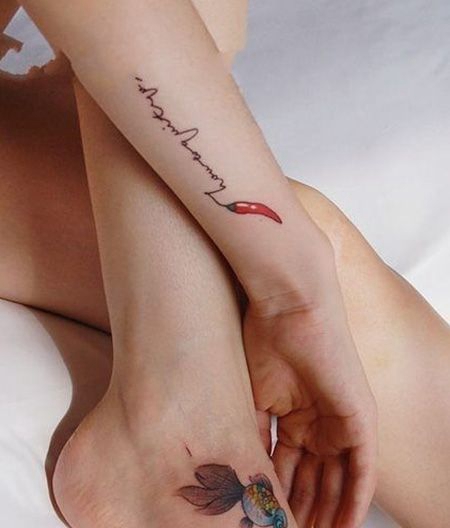 女生手腕红辣椒纹身图片