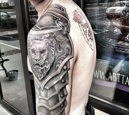 大臂狮子盔甲纹身图案